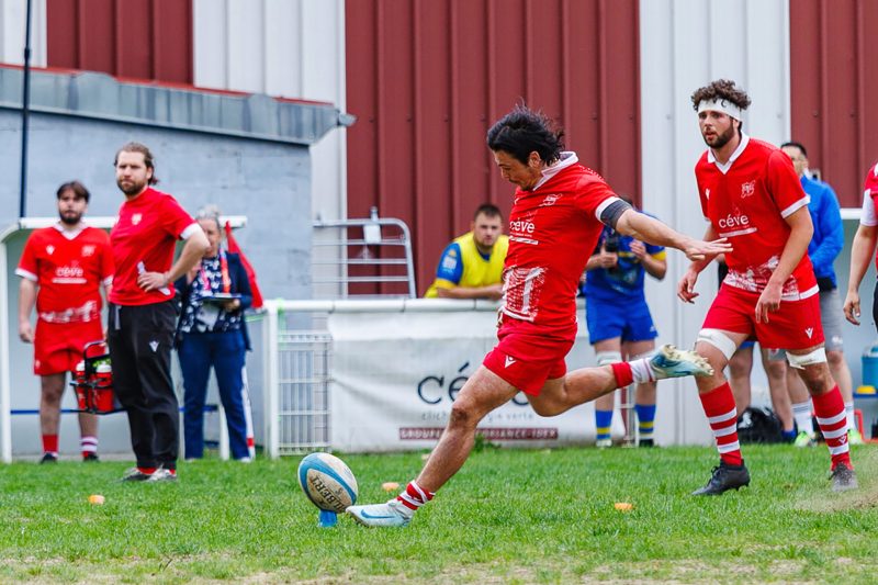 CS Clichy player kicking the ball during a match in Clichy, April 2025