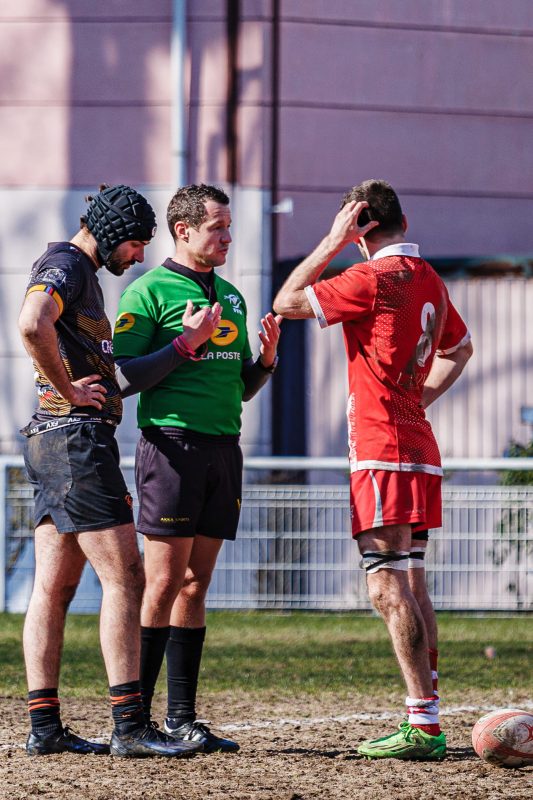 Rugby referee talking to players during CS Clichy match in Clichy, March 2025
