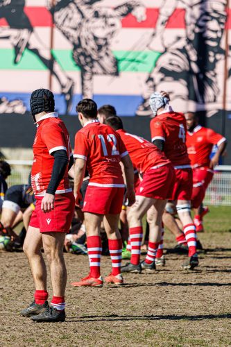 Joueurs du CS Clichy en position défensive pendant un match contre l'ACBB Boulogne, fresque colorée en arrière-plan, le 2 mars 2025