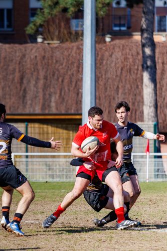 Action offensive du CS Clichy, joueur plaqué par la défense de l'ACBB Boulogne lors du match de rugby du 2 mars 2025