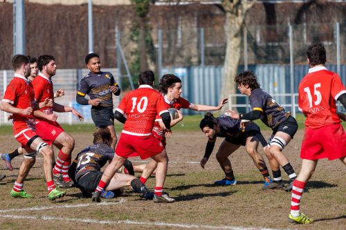 Attaque du CS Clichy face à la défense vigilante de l'ACBB Boulogne lors du match de rugby du 2 mars 2025